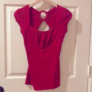 Super cute, flirty & flattering top w/keyhole back.  Dressy or casual look.